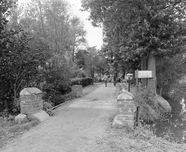 884324 Gezicht op de ingang van Caravanhandel 'De Uithof' aan de Weg tot de Wetenschap te Utrecht, centrum van een ...